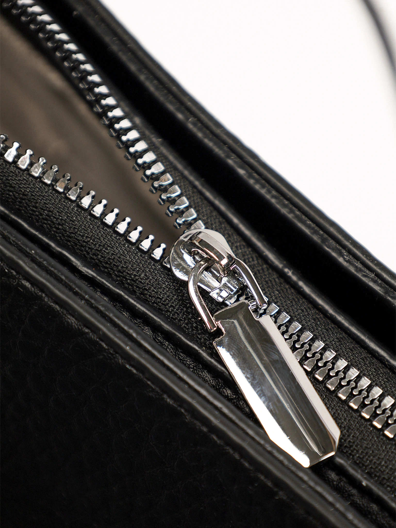 Сумка-тоут с карманом на кнопке и декоративным платком в ассортименте